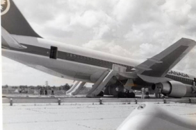 Air_Canada_Flight_143_after_emergency_landing_2