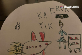 Hannover-İstanbul-seferinde-küçük-yolcu-Erva-Kayık,-kabin-ekibine-görevli-hostesin-resmini-çizerek-sürpriz-yaptı.-AJet-ekibi,-bu-anlamlı-jesti-sosyal-medyada-paylaştı