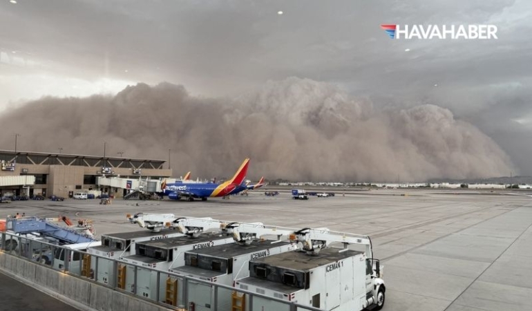 Phoenix’te Dev Toz Fırtınası Ulaşımı Felç Etti Uçuşlar İptal, Binlerce Kişi Karanlıkta