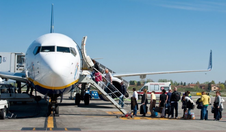 Uçaklara Neden Sadece Soldan Binilir? O Alışkanlığın Ardındaki Sır Ortaya Çıktı!