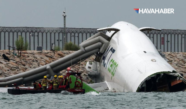 Hong Kong’da Air Act uçağı inişte pistten çıkarak denize sürüklendi: İşte o anlar!