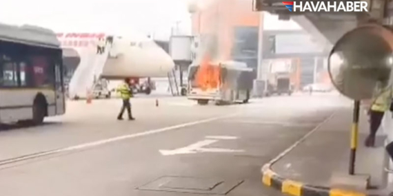 Delhi’de Kâbus Saniyelerle Atlatıldı! Park Halindeki Uçağın Hemen Dibinde Araç Alev Topuna Döndü!