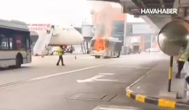 Delhi’de Kâbus Saniyelerle Atlatıldı! Park Halindeki Uçağın Hemen Dibinde Araç Alev Topuna Döndü!