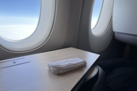 ucakta-sicak-havlu-dagitimi