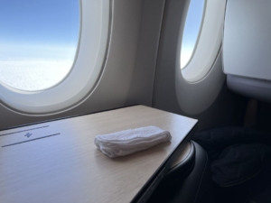 ucakta-sicak-havlu-dagitimi