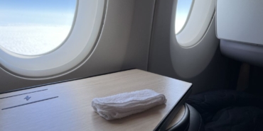 ucakta-sicak-havlu-dagitimi