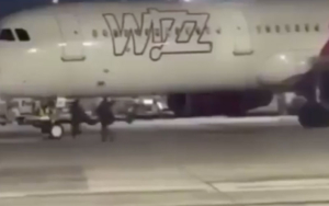 Aprona-Koştular--Köln-Bonn-Havalimanı’nda-İki-Yolcu-Güvenlik-Kapısını-Kırarak-Uçağa-Yetişmeye-Çalıştı-