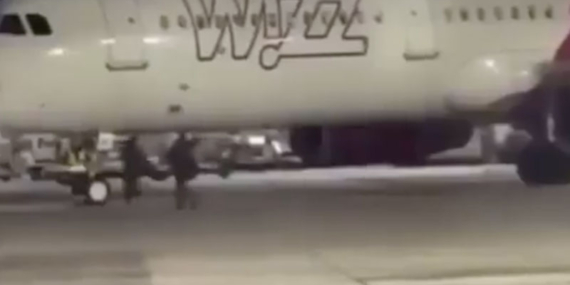 Aprona Koştular: Köln/Bonn Havalimanı’nda İki Yolcu Güvenlik Kapısını Kırarak Uçağa Yetişmeye Çalıştı