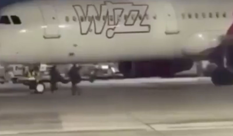 Aprona Koştular: Köln/Bonn Havalimanı’nda İki Yolcu Güvenlik Kapısını Kırarak Uçağa Yetişmeye Çalıştı