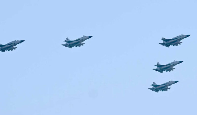 Azerbaycan’ın Yeni JF-17 Thunder Uçakları Geldi: Füzeler GÖKDOĞAN ve BOZDOĞAN Olacak!