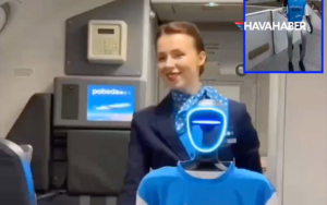 Dünyada-Bir-İlk--Robot-Hostes-Resmen-Göreve-Başladı!