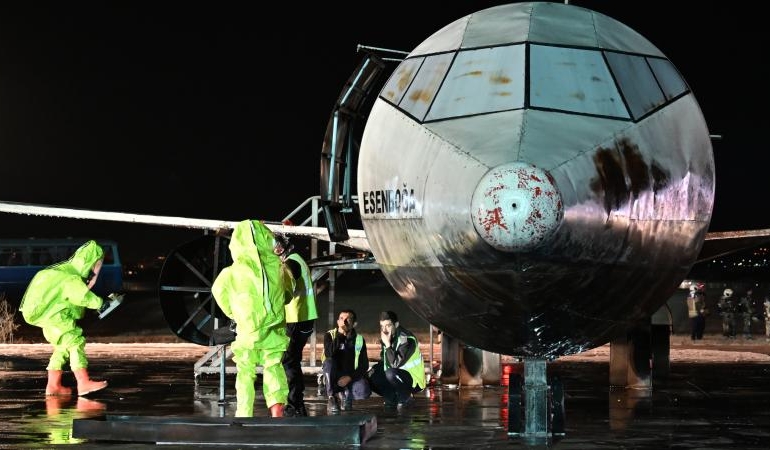 Tatbikat gerçeğini aratmadı! Pist Alev Aldı, Zehirli Kargo Sızdı, Yaralılar Savruldu…