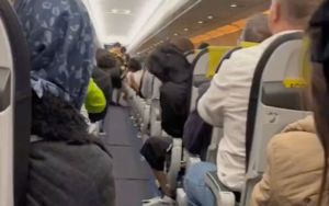 Gökyüzünde-Alev-Paniği!-Yolcunun-Kucağındaki-Bilgisayar-Bir-Anda-Yandı,-Kabini-Duman-Kapladı!