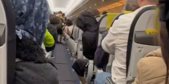 Scoot Havayolları Uçağında Panik! Yolcunun laptopu alev aldı!