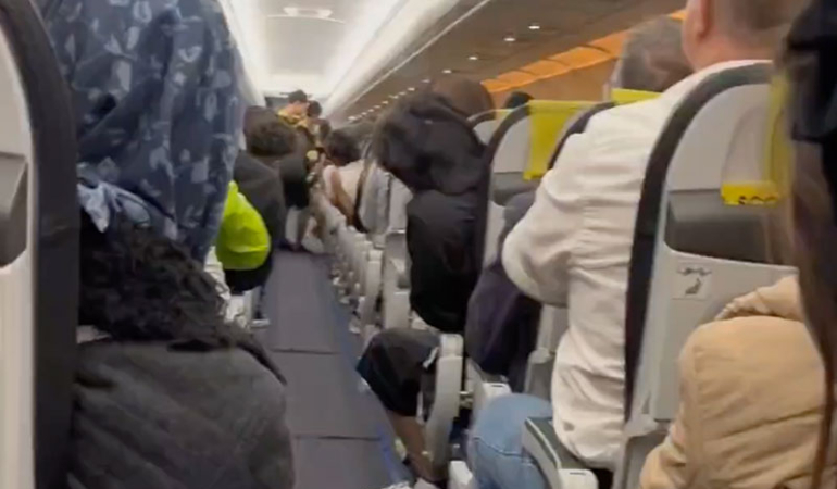 Scoot Havayolları Uçağında Panik! Yolcunun laptopu alev aldı!