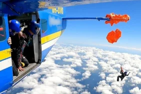 Havada mucize kurtuluş Paraşütü uçağın kuyruğuna takıldı, 4 bin metrede asılı kaldı