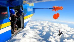 Havada mucize kurtuluş Paraşütü uçağın kuyruğuna takıldı, 4 bin metrede asılı kaldı