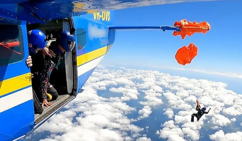 Havada mucize kurtuluş Paraşütü uçağın kuyruğuna takıldı, 4 bin metrede asılı kaldı