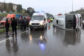 Maltepe D-100'de servis minibüsü devrildi- 11 yaralı