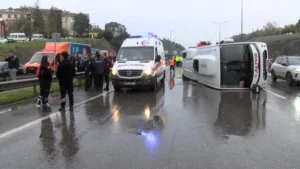 Maltepe D-100'de servis minibüsü devrildi- 11 yaralı