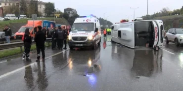 Maltepe D-100'de servis minibüsü devrildi- 11 yaralı