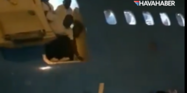 Uçak İndi Ama Çile Bitmedi! Havalimanında Akılalmaz Görüntüler Merdiven Gelmeyince Yolcular Kapıdan Atladı!