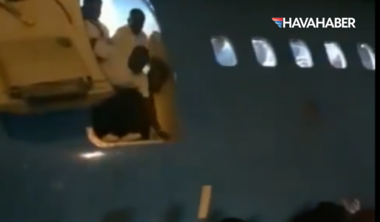 Uçak İndi Ama Çile Bitmedi! Havalimanında Akılalmaz Görüntüler: Merdiven Gelmeyince Yolcular Kapıdan Atladı!