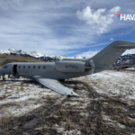 Colorado'da korku dolu anlar Milyon dolarlık jet sert rüzgara yenildi, pistten savruldu!