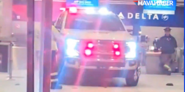 Detroit-Havalimanı’nda-dehşet-anları--Otomobil-camları-kırarak-check-in-salonuna-daldı!