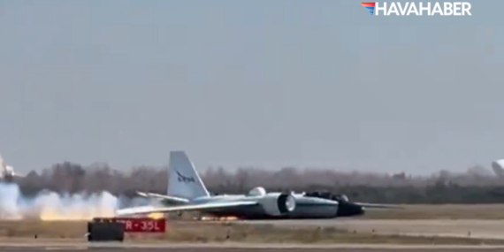 NASA’nın özel görev uçağında korku dolu anlar: Tekerlekler açılmadı, piste gövde üstü indi!