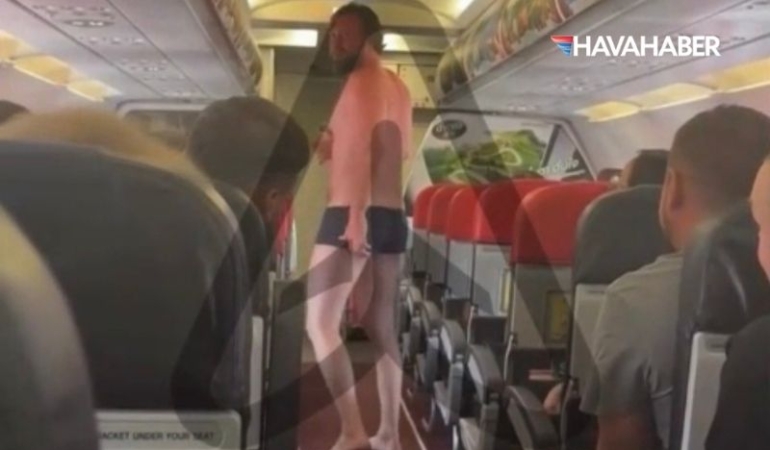 Uçakta dehşet anları: Önce soyundu, sonra arka kapıyı açıp aprona atladı!
