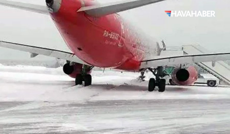 Rusya’da kar kâbusu: Yolcu uçağı inişten sonra pistten çıktı!