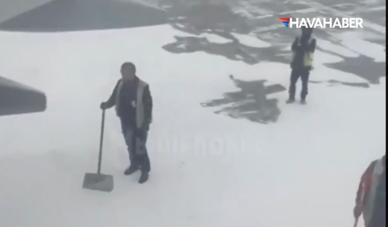 Moskova’da ‘Kar’ Esareti: Dev uçak kara saplandı, işçiler küreklere sarıldı!