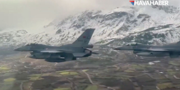 Erzincan'ın-kurtuluşunun-108.-yılında-savaş-uçakları-nefes-kesen-bir-geçiş-yaptı.-MSB'den-'Hürriyet'-mesajlı-paylaşım-geldi.