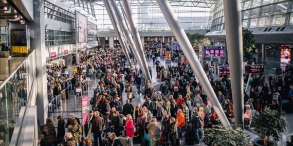Münih Havalimanı’nda 500 yolcu lojistik aksaklıklar nedeniyle kış ortasında Lufthansa uçaklarında sabahladı
