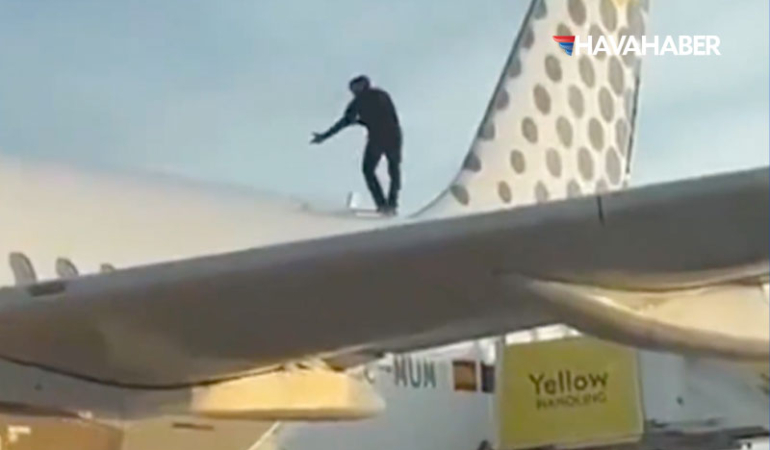 Valencia Havalimanı’nda akılalmaz olay: Uçağın tepesine çıkan yolcuyu polis indirdi!