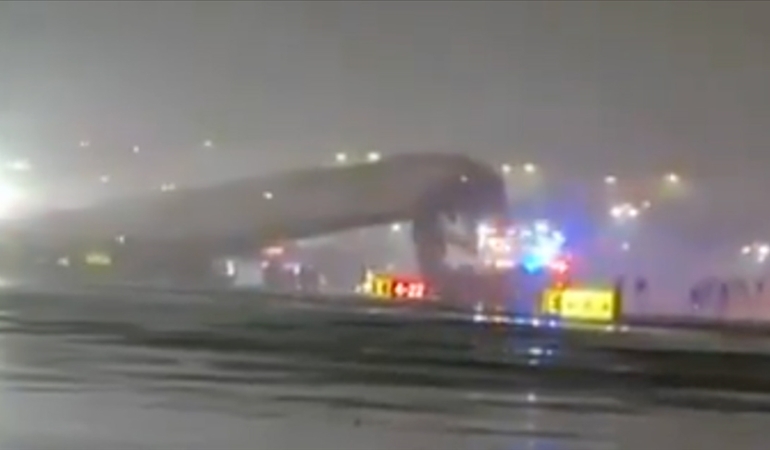 ABD'nin New York kentinde uçak iniş sırasında itfaiye aracına çarptı