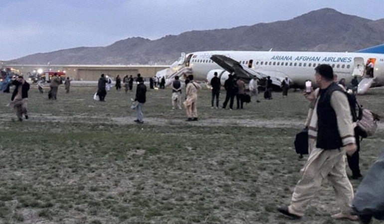 Kabil’de-Boeing-737-Pistten-Çıktı!-Yolcular-Kaydıraklarla-Tahliye-Edildi