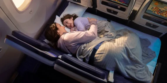 United Airlines’tan Ekonomi Sınıfında Devrim: 2027’de ‘Relax Row’ ile Yatak Konforu Geliyor!