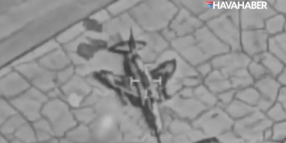 İsrail ordusu o anları paylaştı! İran’ın savaş uçakları havalanamadan vuruldu: F-4 ve F-5 küle döndü…