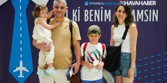 Sabiha Gökçen’de Babalar Günü sürprizi: Baba yolculara kravat hediye edildi
