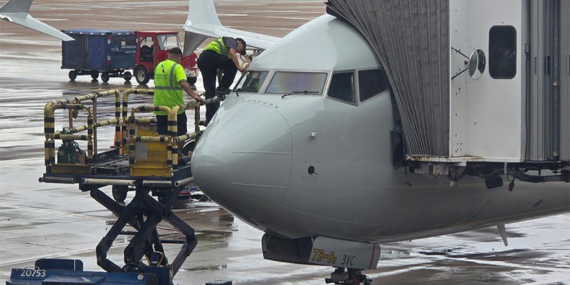 Kokpite Pencereden Girdiler: American Airlines Uçağında İlginç Arıza