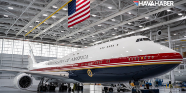 Trump yeni Air Force One'ı tanıttı Uçağa imza attı