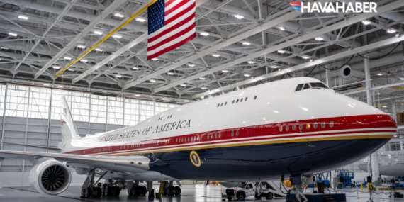 Trump yeni Air Force One’ı tanıttı: Uçağa imza attı