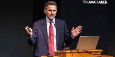 Türk Hava Yolları Yönetim Kurulu Başkanı Prof. Dr. Murat Şeker, sürdürülebilirliğin THY'nin 2033 stratejisinin merkezinde yer aldığını belirterek, 2050 yılı karbon nötr havayolu hedefi doğrultusun