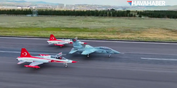 Türk Havacılığında Tarihi An: HÜRJET ve Türk Yıldızları İlk Kez 10 Uçakla Uçtu