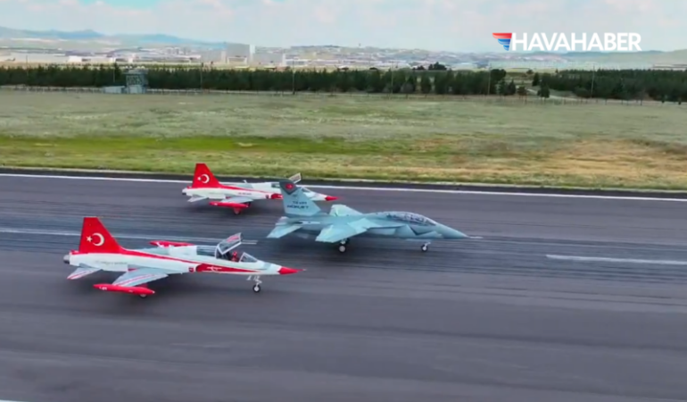 Türk Havacılığında Tarihi An HÜRJET ve Türk Yıldızları İlk Kez 10 Uçakla Uçtu