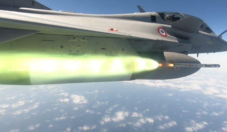 Fransa, Rafale savaş uçağından lazer güdümlü roket atış testlerini tamamladı