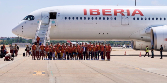 Dünya şampiyonu İspanya, kupayla Madrid’e Iberia A350 ile döndü