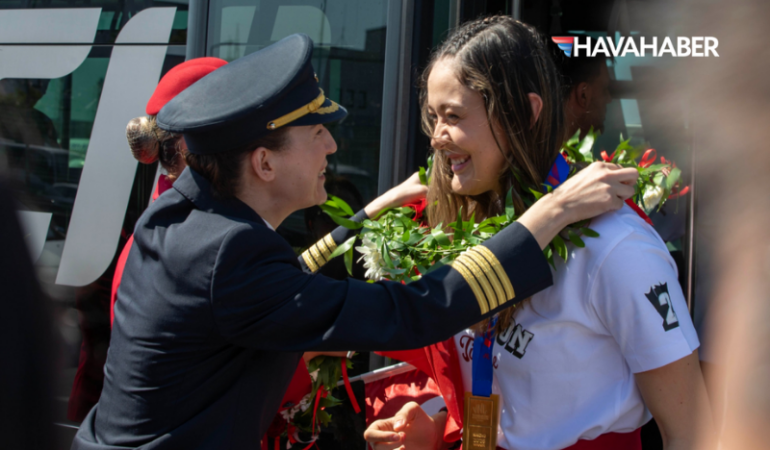 Filenin Sultanları THY uçağıyla İstanbul’a döndü: Kaptan pilottan alkış alan anons